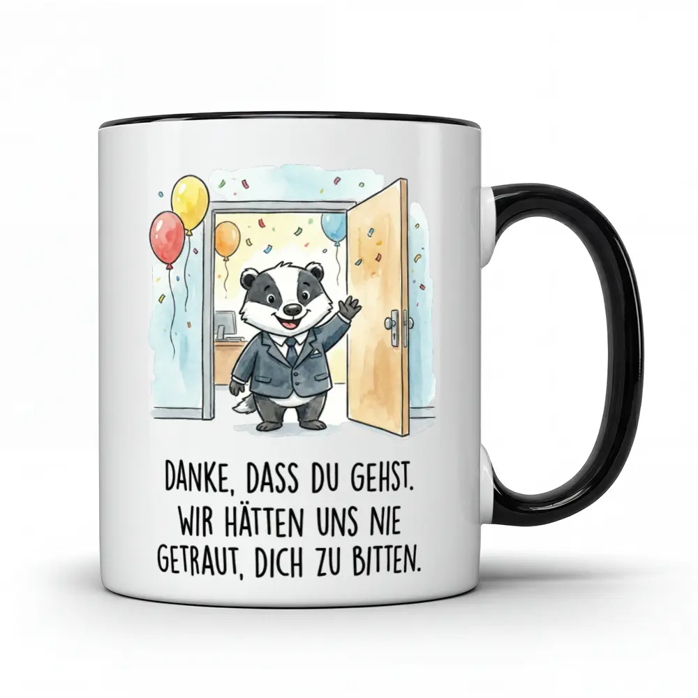 Weiße Tasse mit schwarzem Henkel und Rand, bedruckt mit einem lächelnden Dachs im Anzug, der winkt. Im Hintergrund sind Konfetti, Ballons und eine offene Tür zu sehen. Der Text auf der Tasse lautet: 'DANKE, DASS DU GEHST. WIR HÄTTEN UNS NIE GETRAUT, DICH ZU BITTEN.'