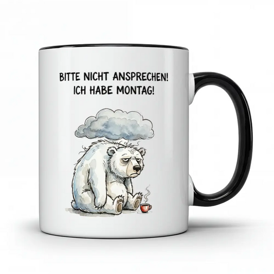 Weiße Kaffeetasse mit schwarzem Rand und Henkel, auf der ein trauriger, müder Eisbär mit einer kleinen roten Tasse und einer dunklen Regenwolke über dem Kopf abgebildet ist. Darüber steht der deutsche Text 'BITTE NICHT ANSPRECHEN! ICH HABE MONTAG!'.